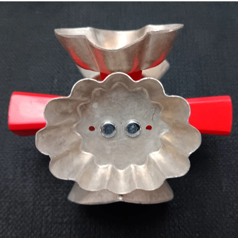 Vintage 5 Shape Wear-Ever No 3355 Aluminum Rotating Cookie Cutter 